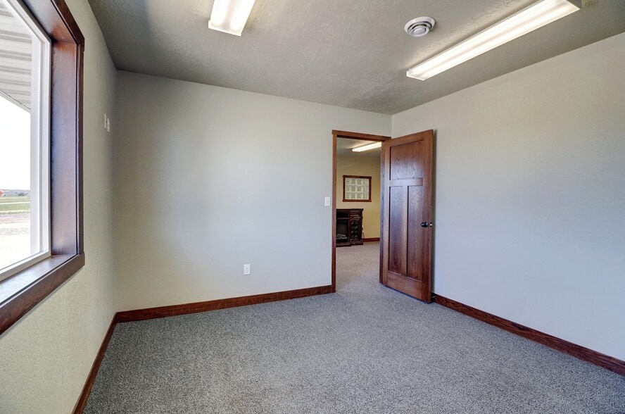 More Photos Of 5402 53rd Ave S, Fargo Auto Repair For Lease