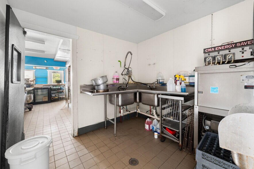 More Photos Of 17 S Main St, Brooklyn Freestanding For Sale