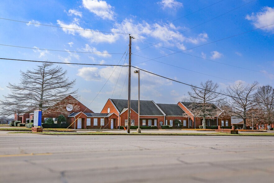 More Photos Of 4550 Lamar Ave, Paris Rehabilitation Center For Lease