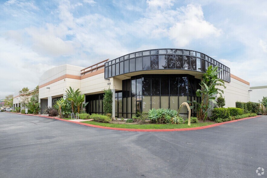 Primary Photo Of 930 Flynn Rd, Camarillo Warehouse For Lease
