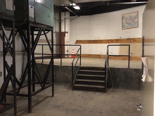 More Photos Of 2515 50th St, Woodside Warehouse For Lease