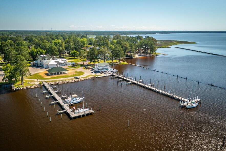 More Photos Of 738 E Main St, Belhaven Hotel For Sale