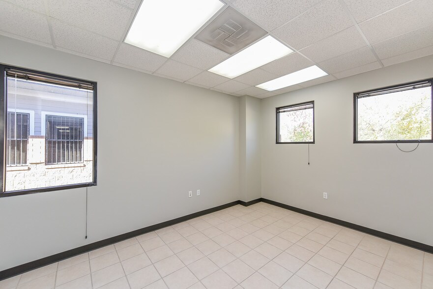 More Photos Of 5751 Blythewood St, Houston Unknown For Lease
