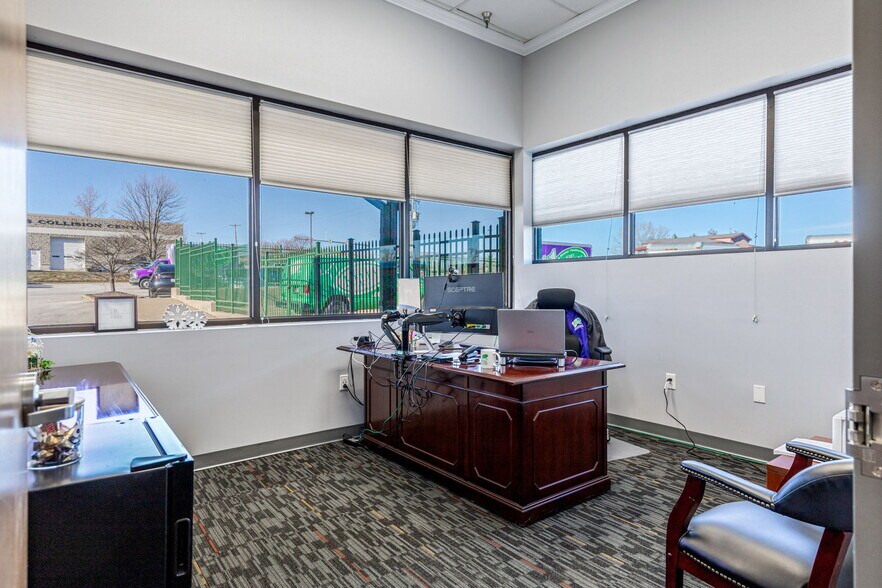 More Photos Of 4631 N Saint Peters Parkway, Saint Charles Flex For Sale