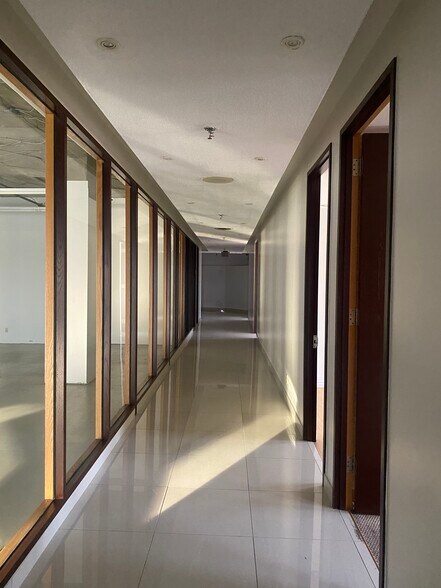 More Photos Of 555 Rue Chabanel O, Montréal Office For Sale
