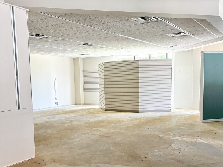 More Photos Of 7705 Quaker Ave, Lubbock Freestanding For Lease