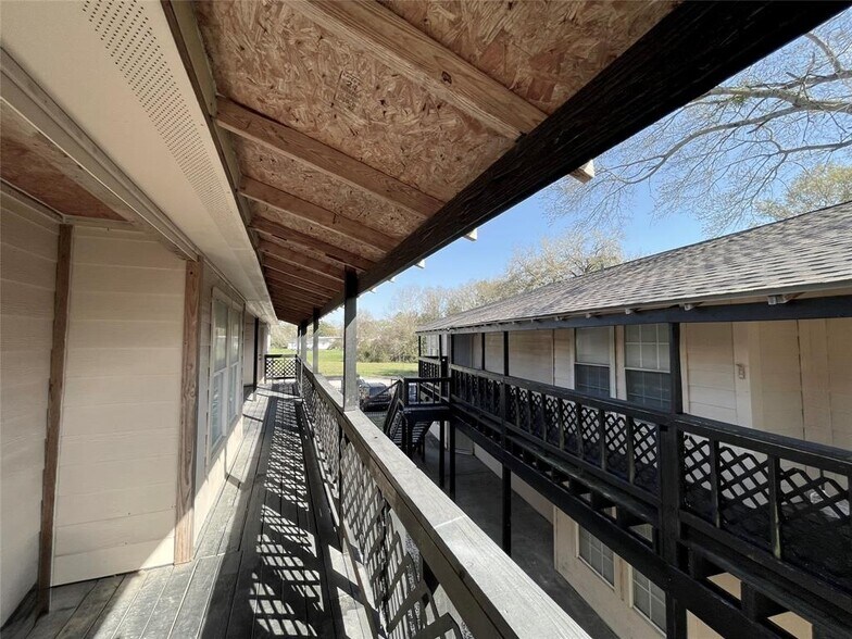 More Photos Of 2003 Phillips St, Prairie View Apartments For Sale