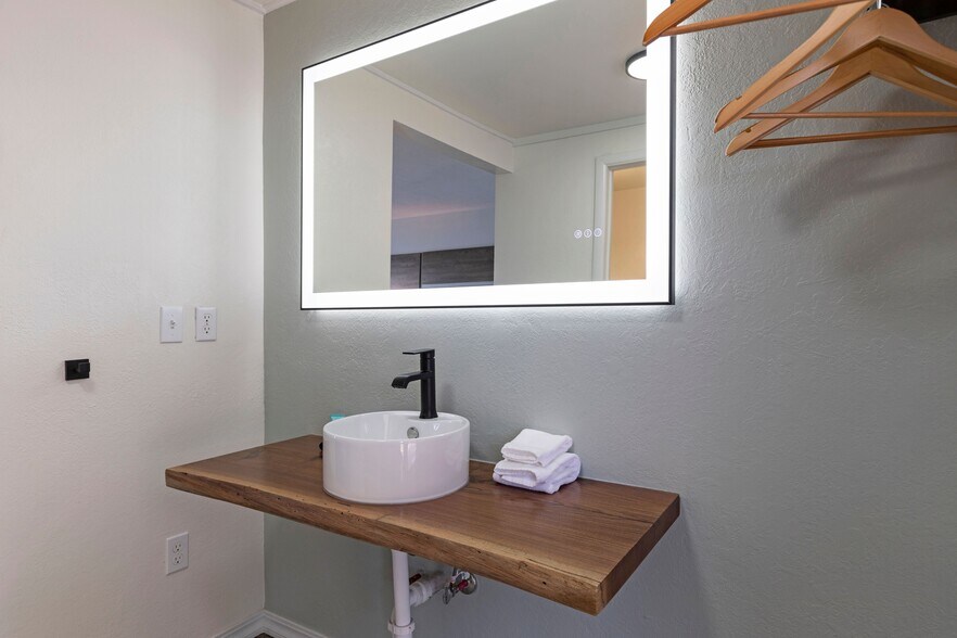 More Photos Of 49825 US Highway 93, Polson Hotel For Sale