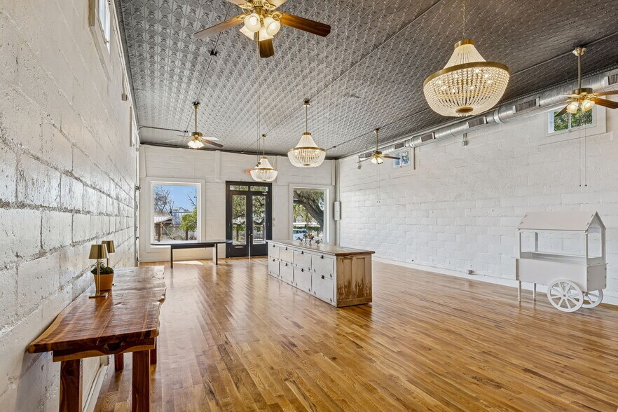 More Photos Of 606 High St, Comfort Storefront For Sale