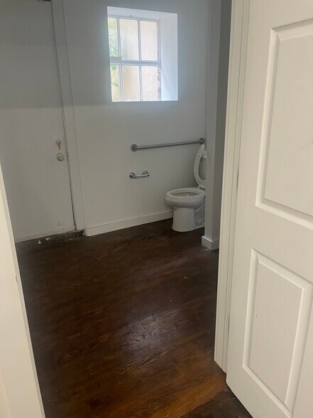 More Photos Of 308 Market St, Philadelphia Storefront Retail Office For Lease