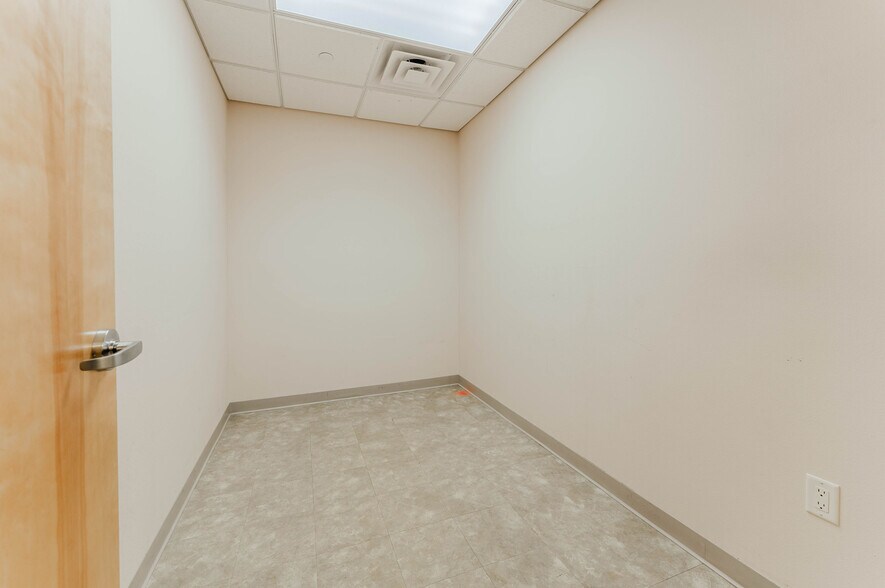 More Photos Of 1875 West Pointe Dr, Oshkosh Medical For Sale