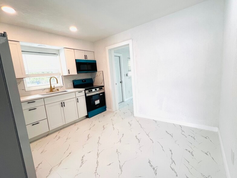 More Photos Of 2578 Jackson St, Fort Myers Apartments For Sale