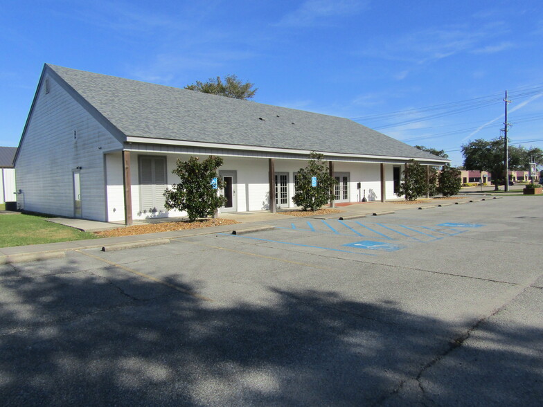 Primary Photo Of 521 N Lewis St, New Iberia Freestanding For Sale