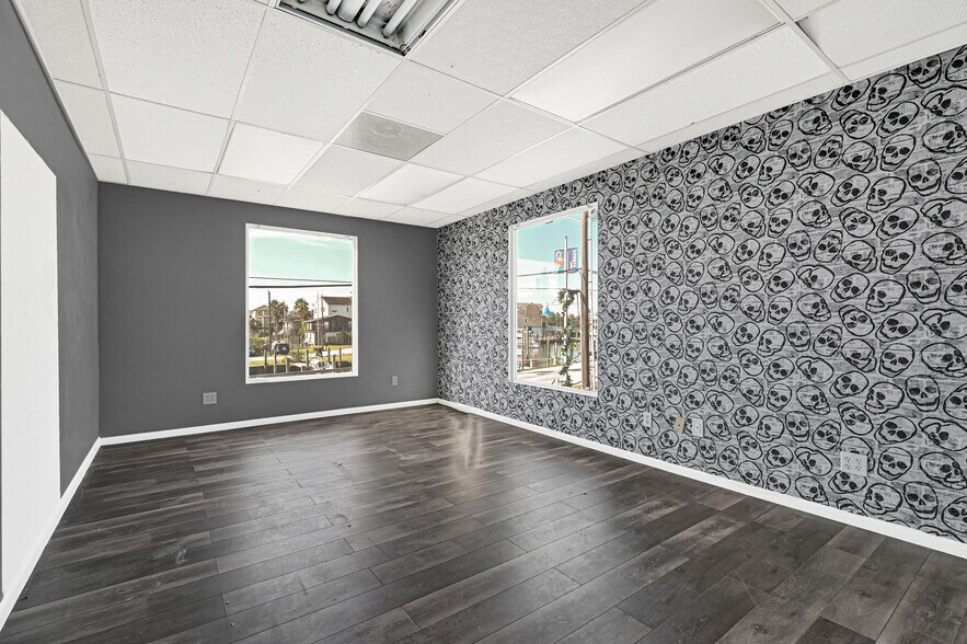 More Photos Of 815 Clear Lake Rd, Clear Lake Shores Storefront Retail Office For Sale