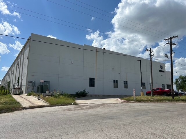 More Photos Of 13802 N Unitec Dr, Laredo Warehouse For Lease