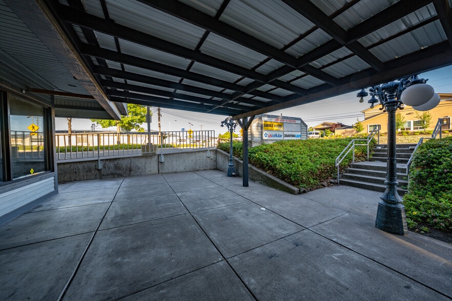 More Photos Of 2345 Ashland St, Ashland Freestanding For Lease