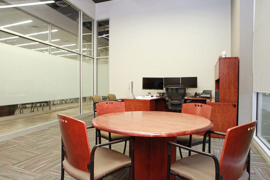 More Photos Of 817 E 4th St, Tulsa Showroom For Sale