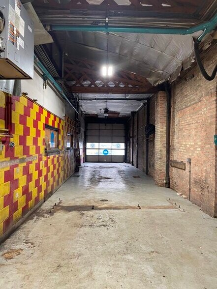 More Photos Of 937 W Irving Park Rd, Chicago Auto Repair For Lease
