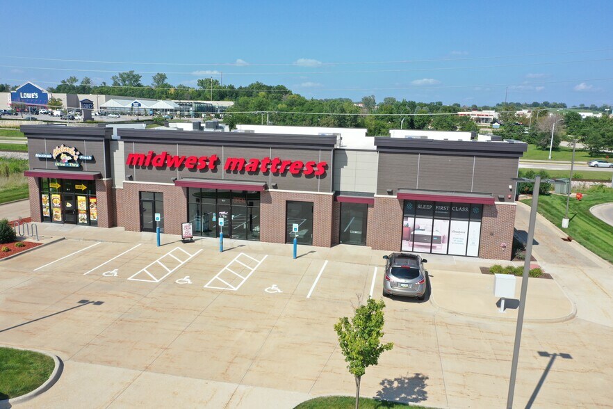 More Photos Of 746 Coral Ridge Ave, Coralville General Retail For Sale