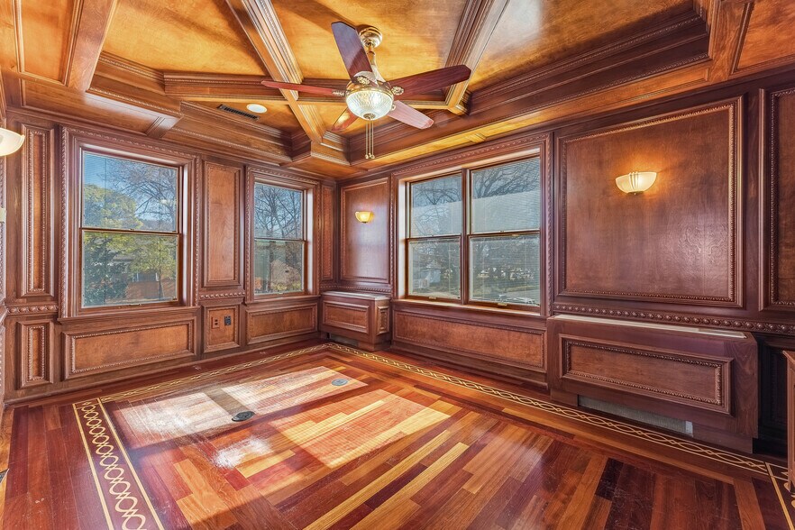 More Photos Of 324 N College Ave, Fayetteville Office For Sale