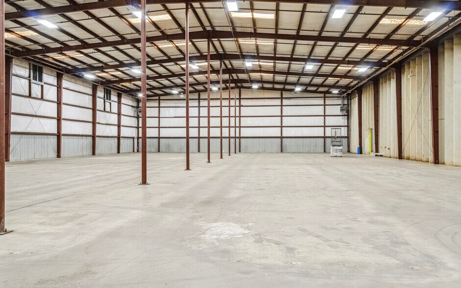 More Photos Of 6900 Woolworth Rd, Shreveport Warehouse For Sale