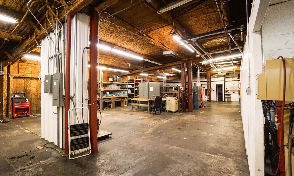 More Photos Of 1413 Sam Bass Rd, Round Rock Warehouse For Lease