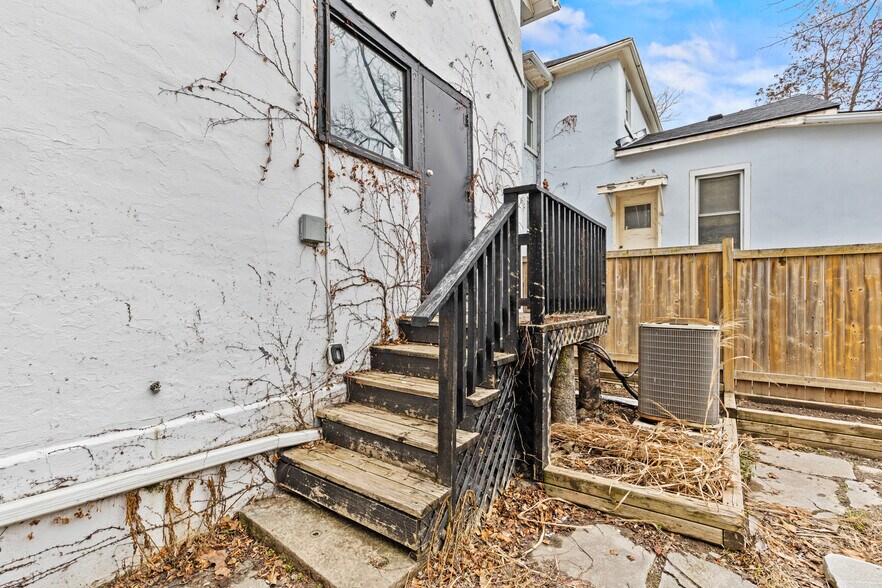 More Photos Of 196 King St, St Catharines Office For Sale