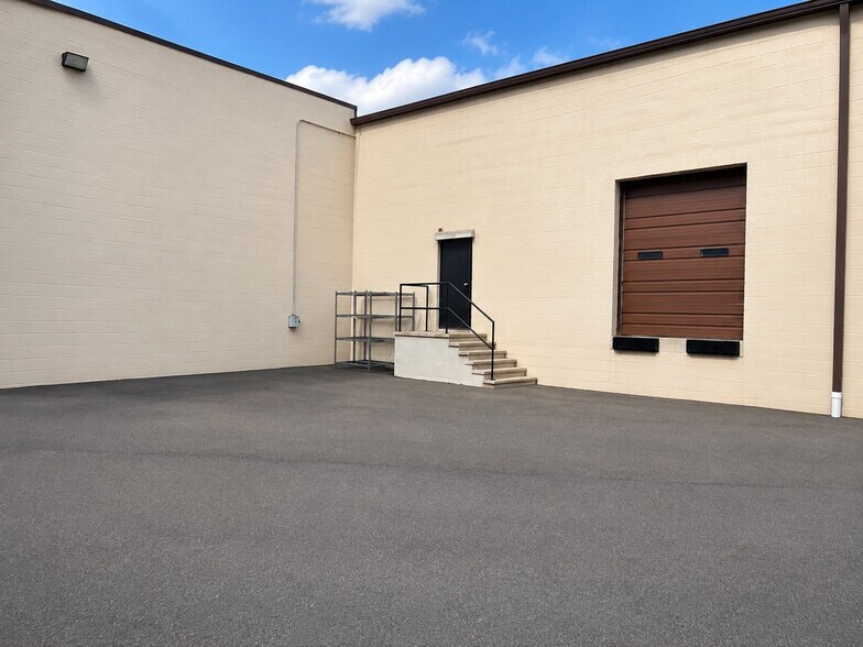 More Photos Of 153-163 Rt-303, Valley Cottage Service For Lease