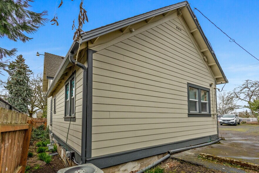 More Photos Of 830 Saginaw St S, Salem Medical For Sale