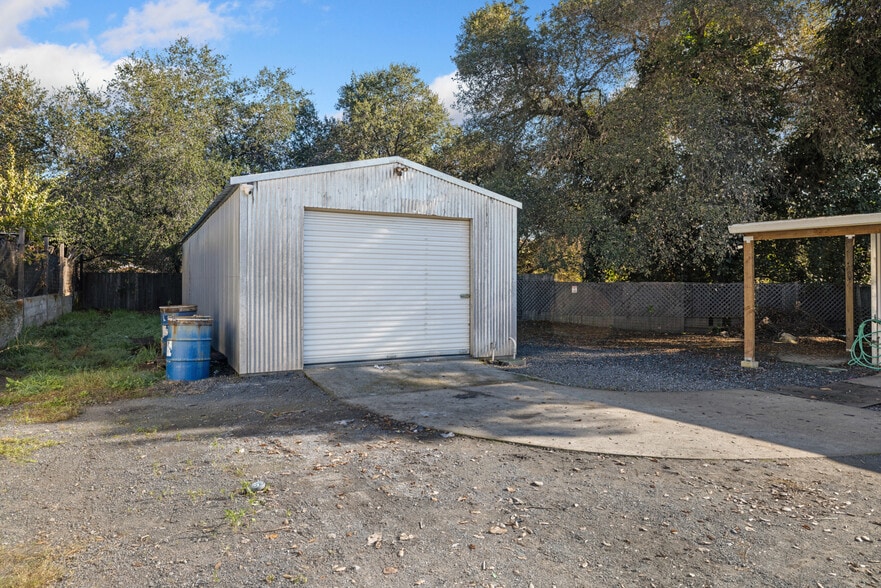More Photos Of 840 N Cloverdale Blvd, Cloverdale Convenience Store For Sale