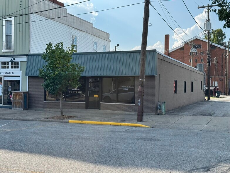 More Photos Of 211 E Market St, New Albany Office For Lease
