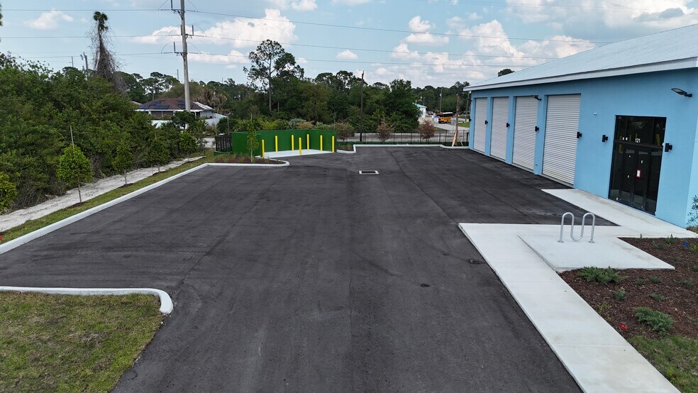 More Photos Of 121 Gretchen Ave S, Lehigh Acres Warehouse For Lease