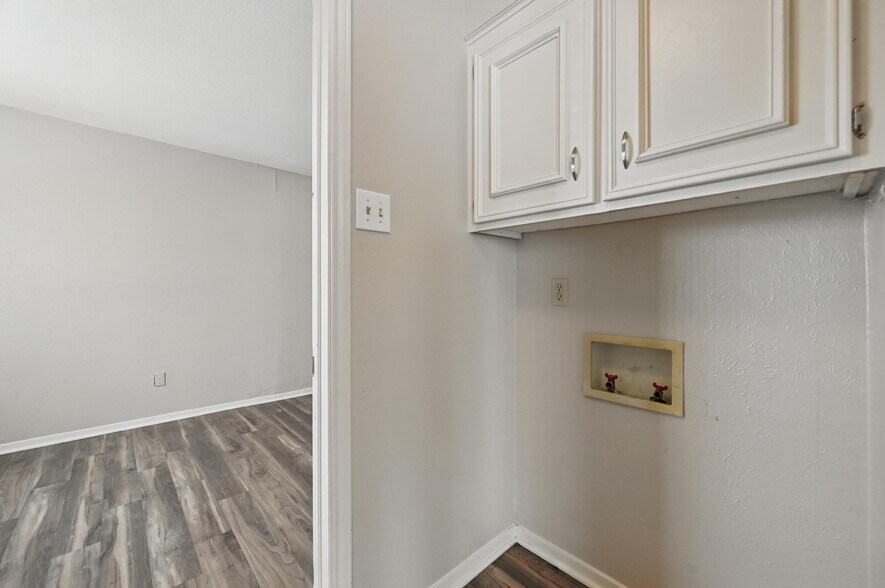 More Photos Of 300 Paul Wilson Rd, Wylie Showroom For Lease