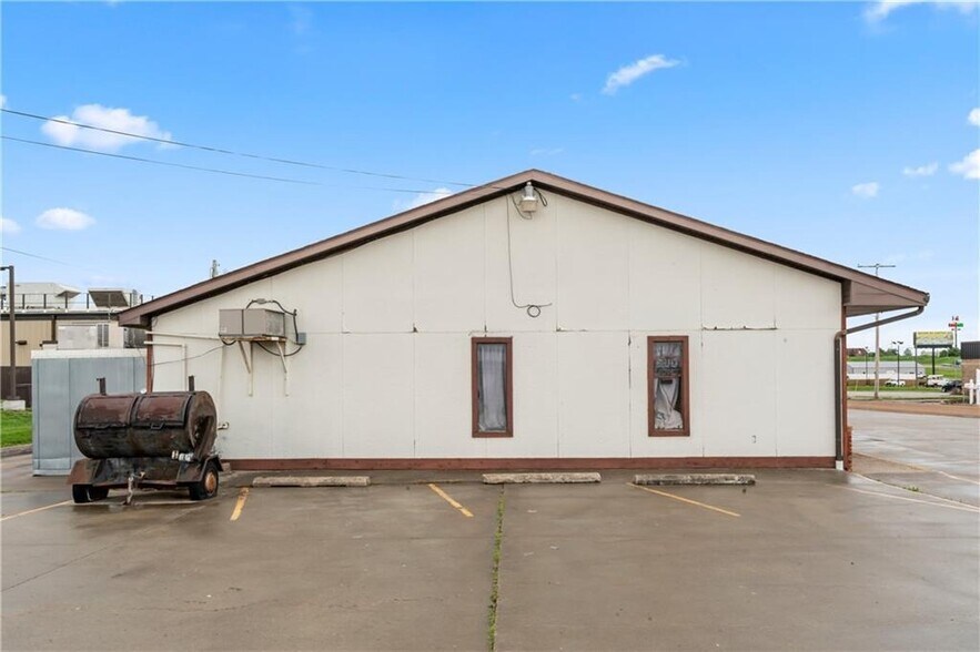 More Photos Of 103 Ne 2nd St, Concordia Restaurant For Sale