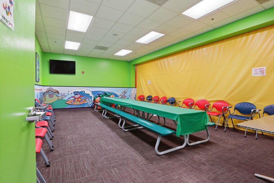 More Photos Of 23520 Overland Dr, Sterling Unknown For Lease