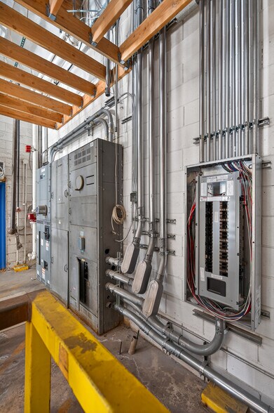 More Photos Of 11019 Penrose St, Sun Valley Manufacturing For Sale