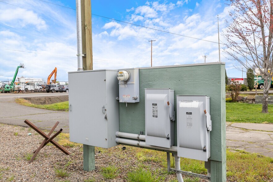 More Photos Of 802 E Vilas Rd, Medford Light Manufacturing For Sale