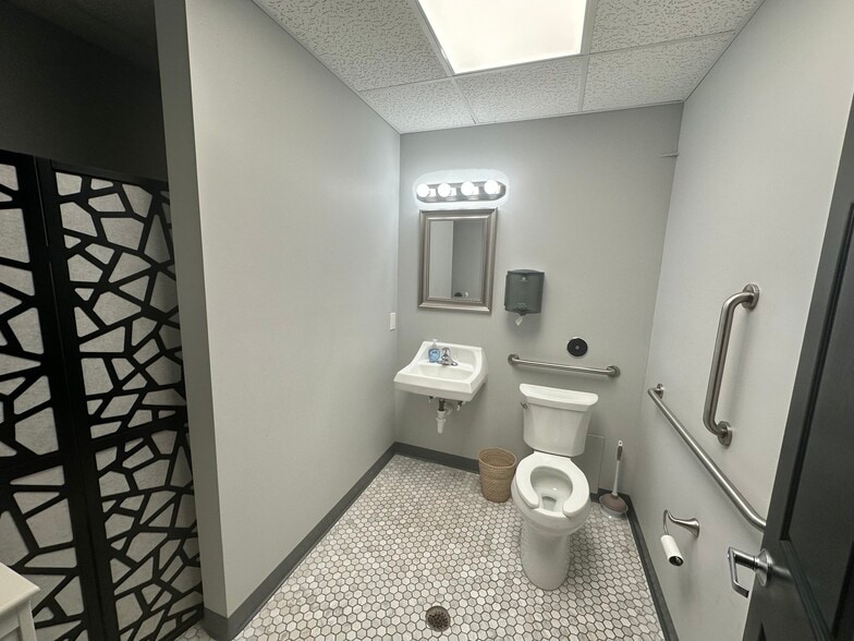 More Photos Of 7125 Metropolitan Blvd, Barnhart Unknown For Lease