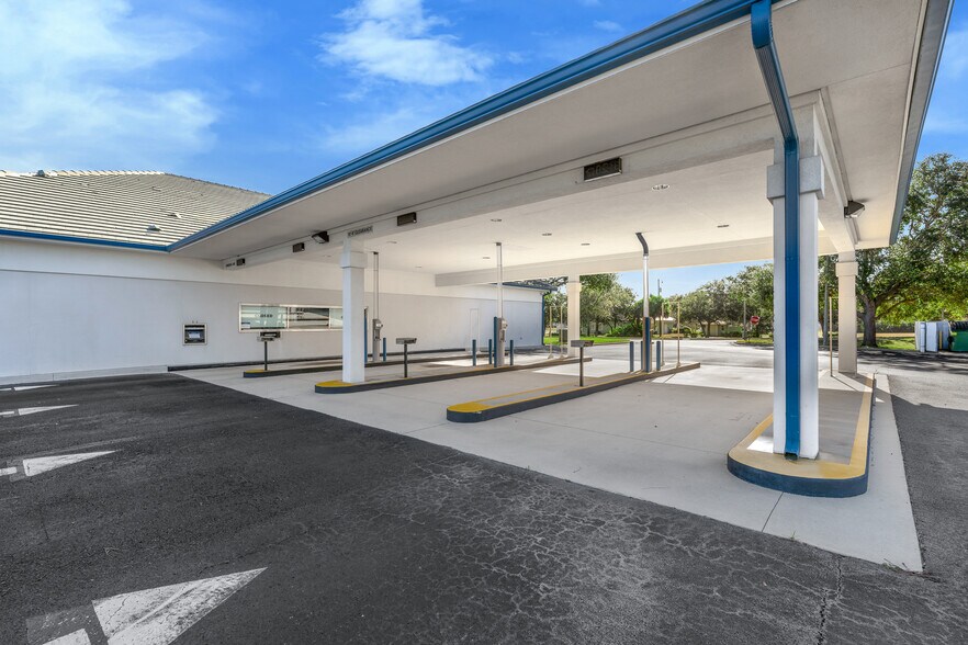 More Photos Of 1504 S Ridgewood Ave, Edgewater Bank For Sale