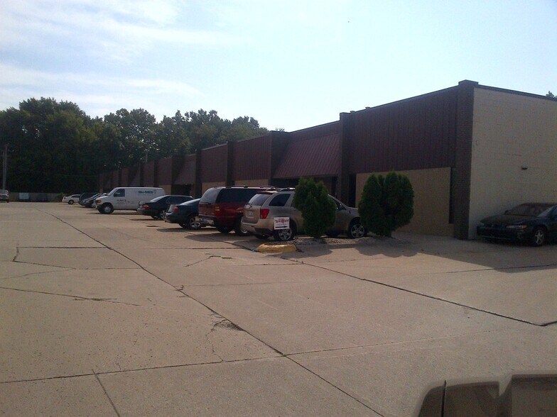 More Photos Of 33830-33890 Groesbeck Hwy, Clinton Township Warehouse For Lease