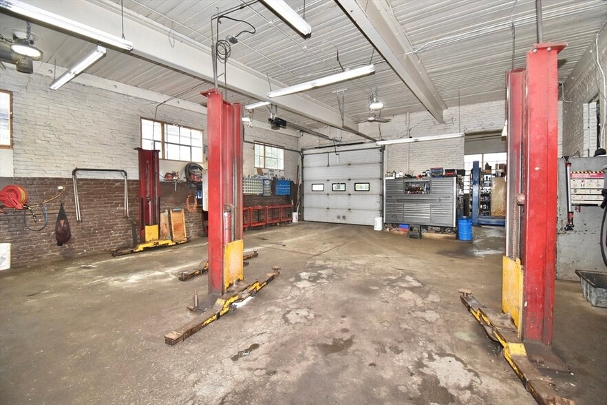 More Photos Of 512 Saint James Ave, Springfield Auto Repair For Sale