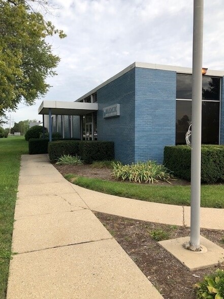 More Photos Of 1111 S Wheeling Rd, Wheeling Warehouse For Lease