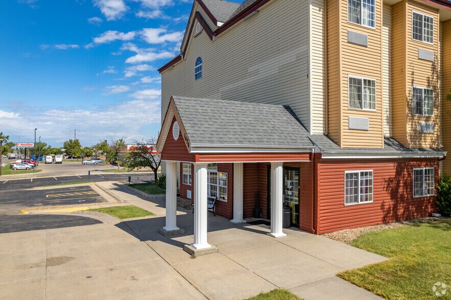 More Photos Of 1420 N Lorraine St, Hutchinson Hotel For Sale