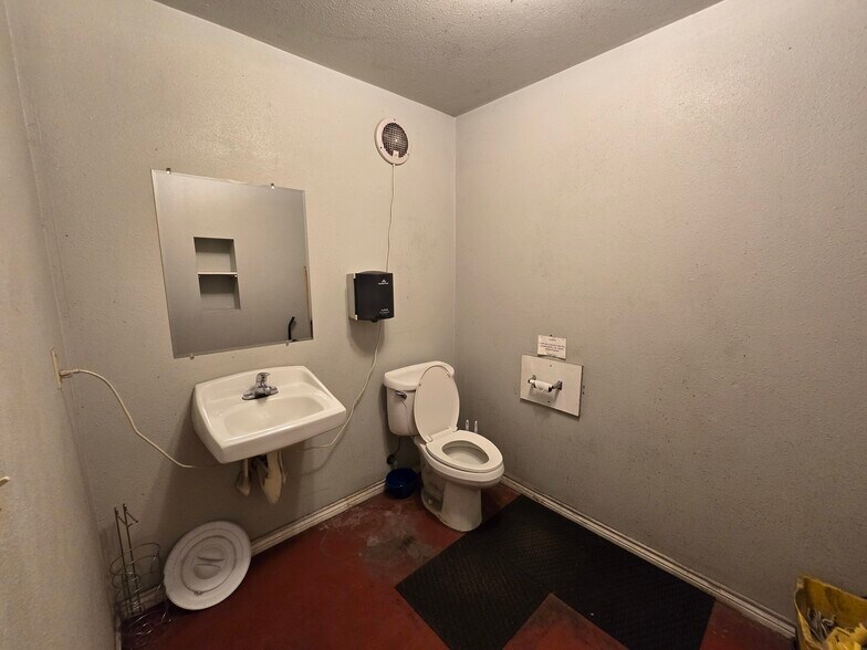 More Photos Of 503 S 1st St, Temple Warehouse For Lease