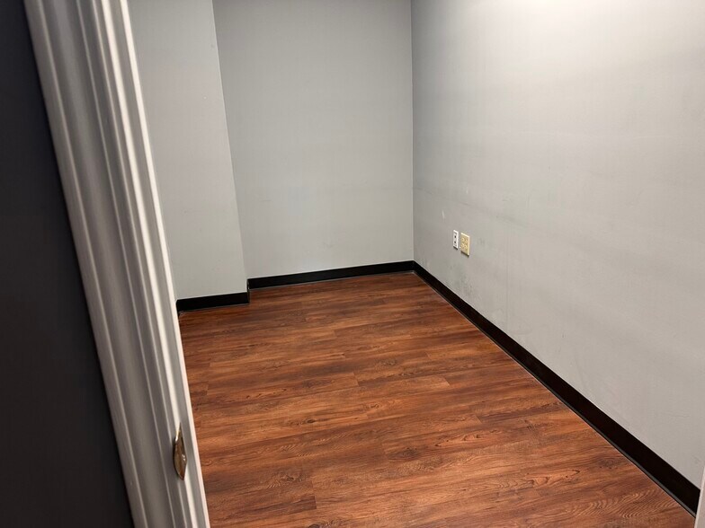 More Photos Of 297 Industrial Park Dr, Lawrenceville Warehouse For Lease