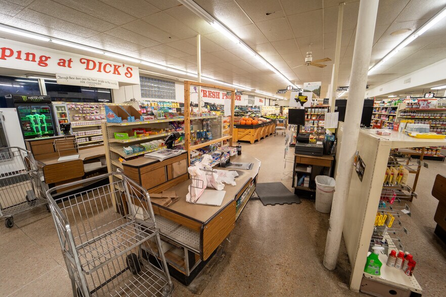 More Photos Of 1302 E Crestwood Dr, Victoria Storefront For Sale