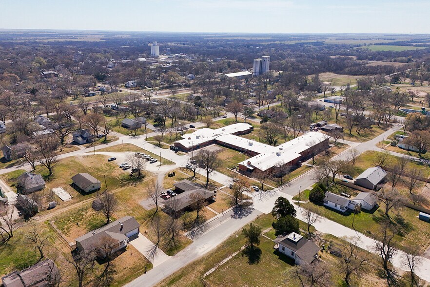 More Photos Of 504 N Poplar St, Peabody Medical For Sale