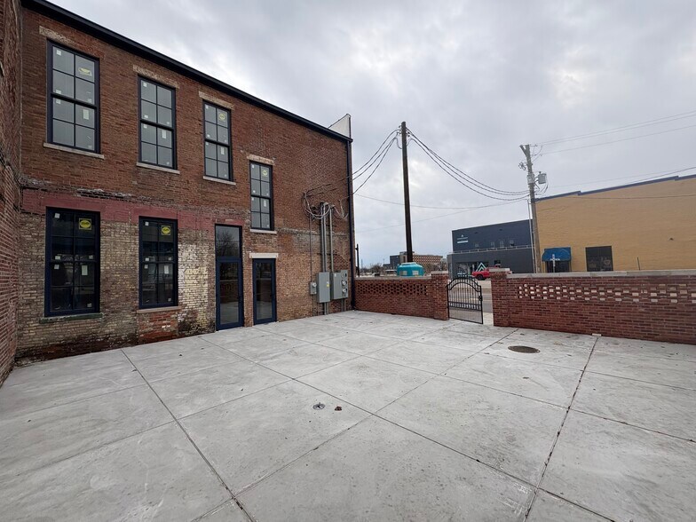 More Photos Of 129 SE 4th St, Evansville Storefront For Lease