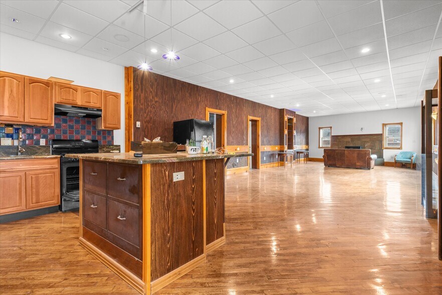 More Photos Of 102 S Richmond St, Fleetwood Warehouse For Sale