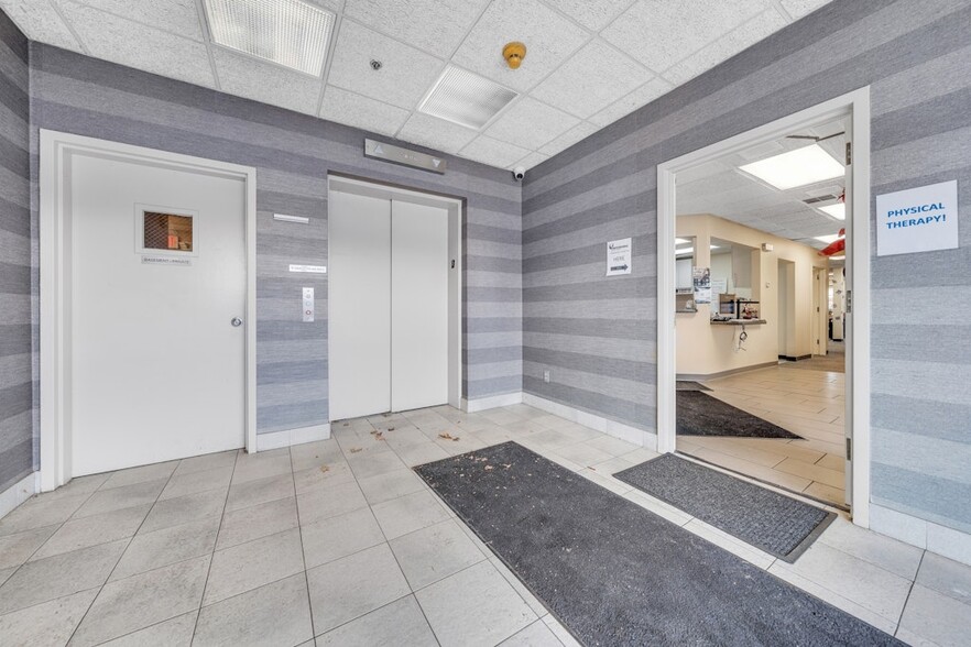 More Photos Of 440 Old Hook Rd, Emerson Medical For Lease